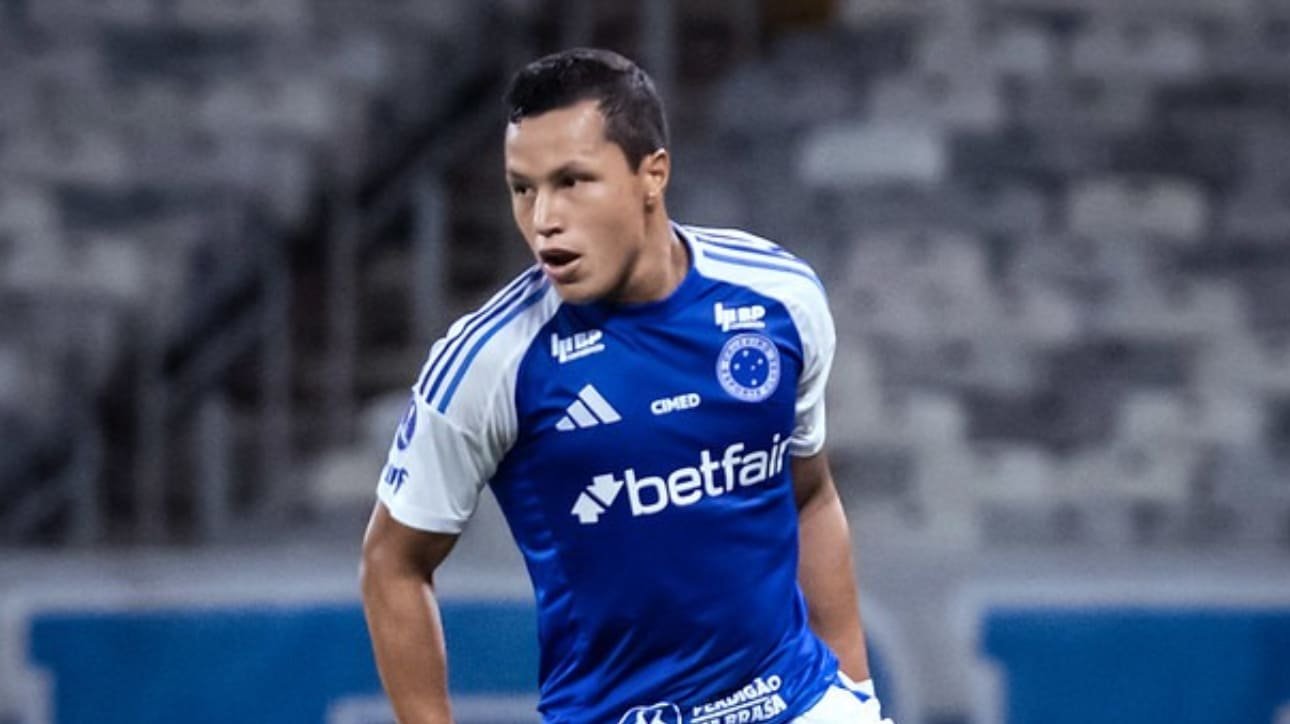 Marlon com a camisa do Cruzeiro (foto: Gustavo Aleixo/Cruzeiro)