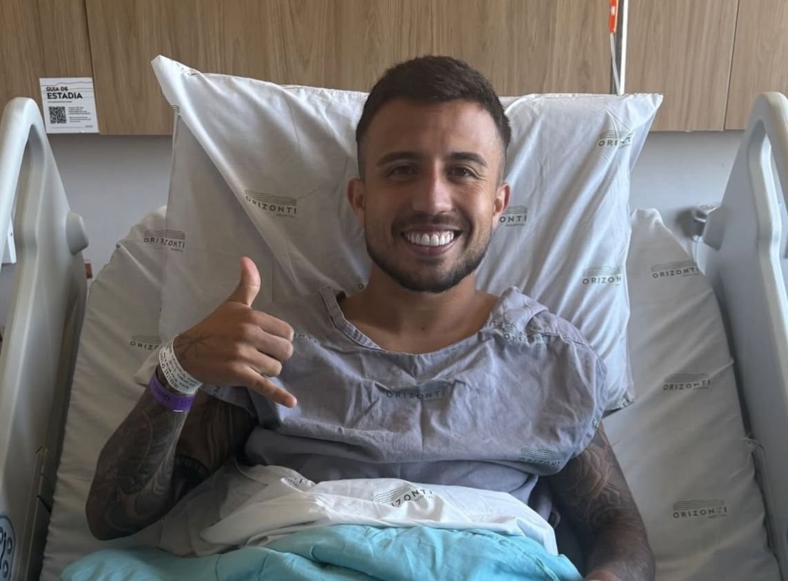 Matheus Henrique, meia do Cruzeiro, no hospital após cirurgia (foto: Redes sociais/Reprodução)