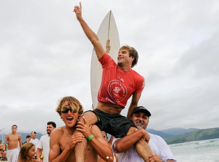 Matheus Herdy comemora título (foto: Divulgação/WSL)