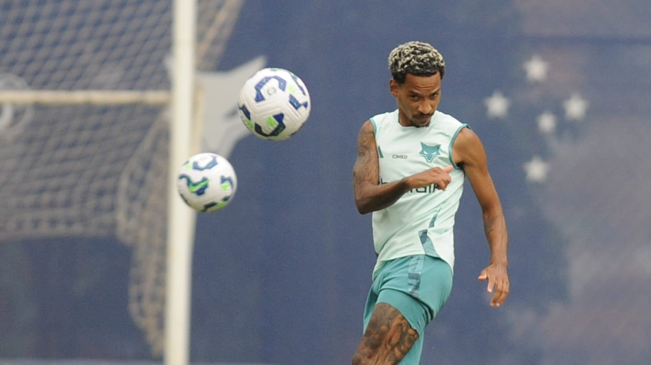 Matheus Pereira, meio-campista do Cruzeiro, em treinamento (foto: Alexandre Guzanshe/EM/D.A. Press)