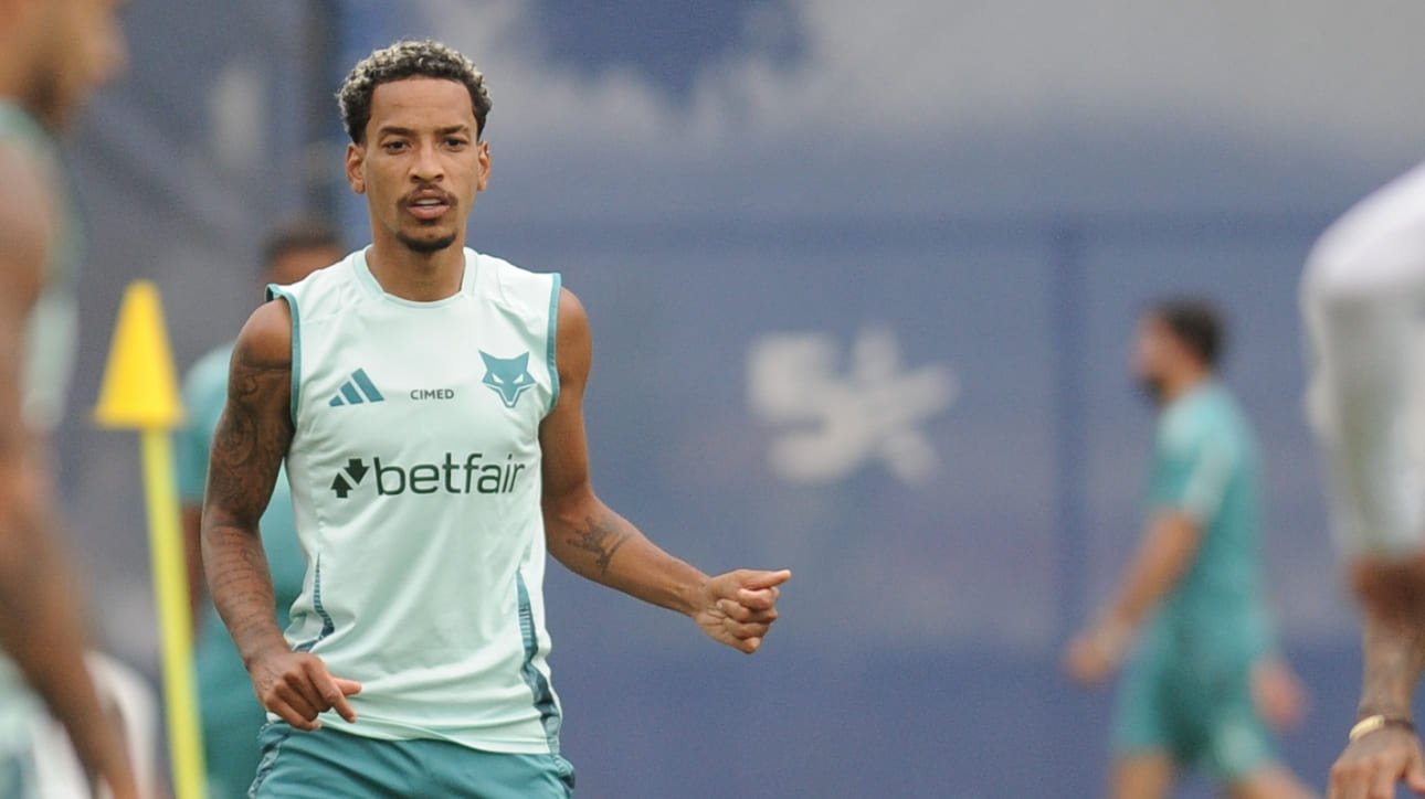 Matheus Pereira, meio-campista do Cruzeiro, em treinamento (foto: Alexandre Guzanshe/EM/D.A. Press)