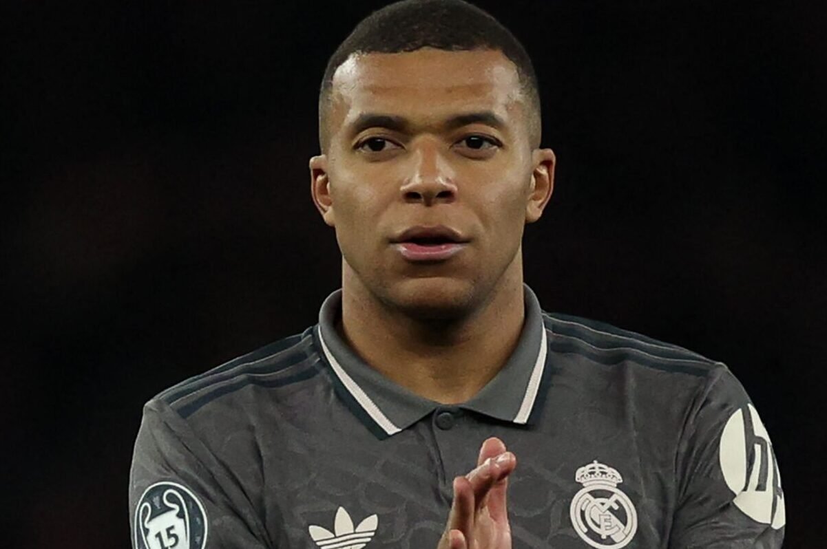 Mbappé pelo Real Madrid (foto: Adrian Dennis/AFP)