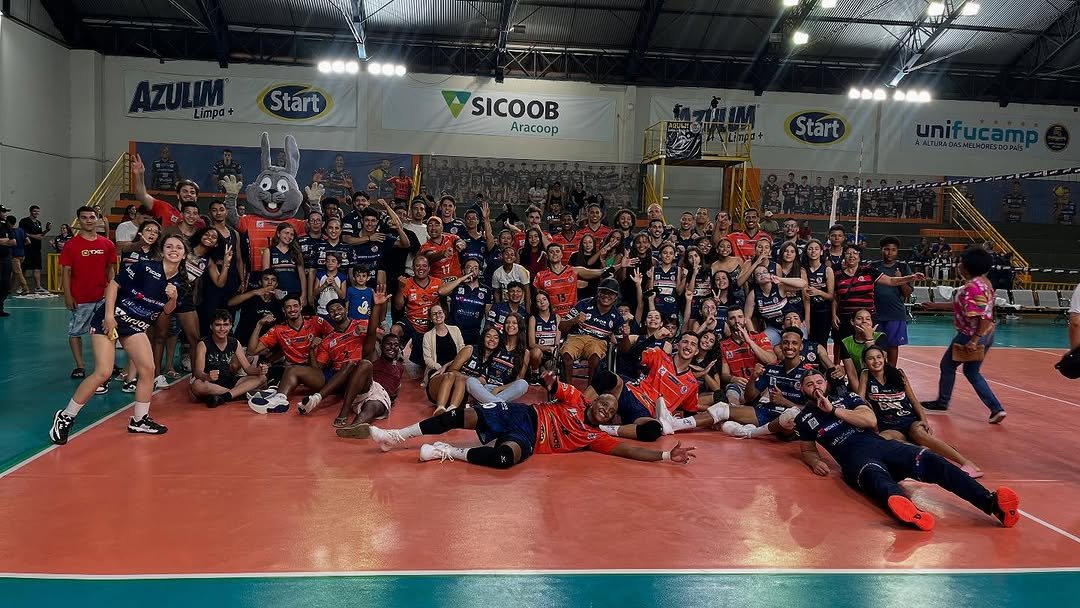 Elenco do Monte Carmelo comemora vitória na Superliga B Masculina de Vôlei (foto: Divulgação/Monte Carmelo)