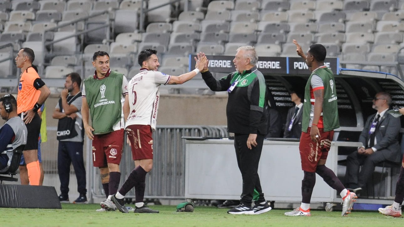 Jogadores do Mushuc Runa comemorando gol sobre o Cruzeiro, pela Sul-Americana (foto: Alexandre Guzanshe/EM/D.A Press)