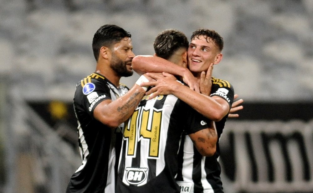 Hulk, Rubens e Natanael comemoram gol do Atlético sobre o Deportes Iquique-CHI, na Sul-Americana (foto: Alexandre Guzanshe/EM/D.A Press)