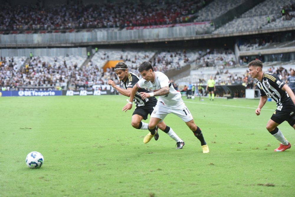 Natanael e Scarpa, do Atlético, correm atrás de Ferreira após lance individual do jogador do São Paulo (foto: Gladyston Rodrigues/EM/DA.Press)