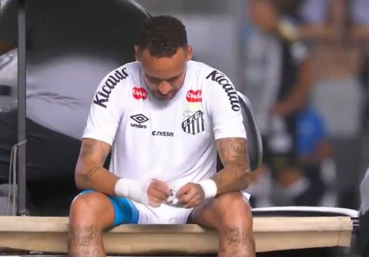 Neymar no carrinho de maca (foto: Reprodução/Premiere)