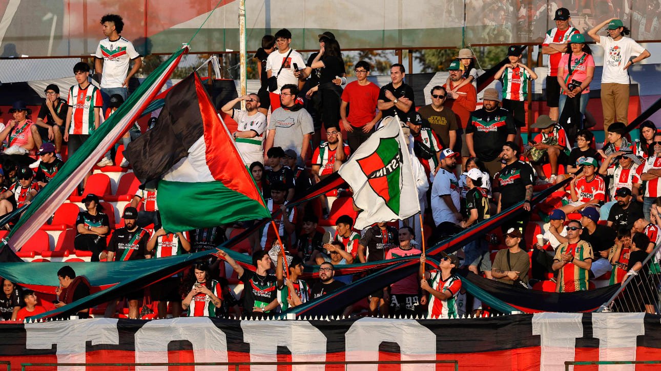 Torcedores do Palestino no Estádio Municipal de La Cisterna, em Santiago, no Chile (foto: Javier Torres/AFP)