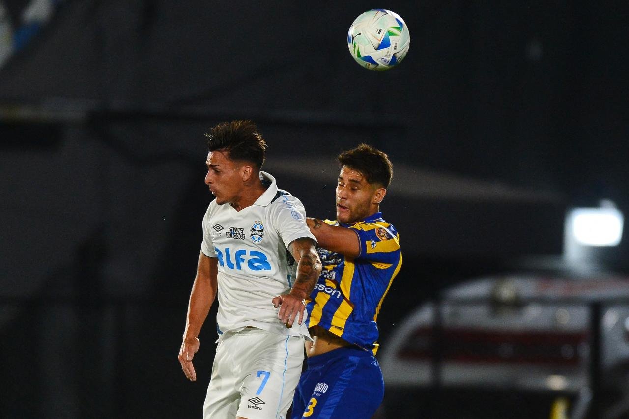 Pavón sobe para cabecear a disputa a bola no alto com Ivan Torres, do Luqueño (foto: DANIEL DUARTE / AFP)