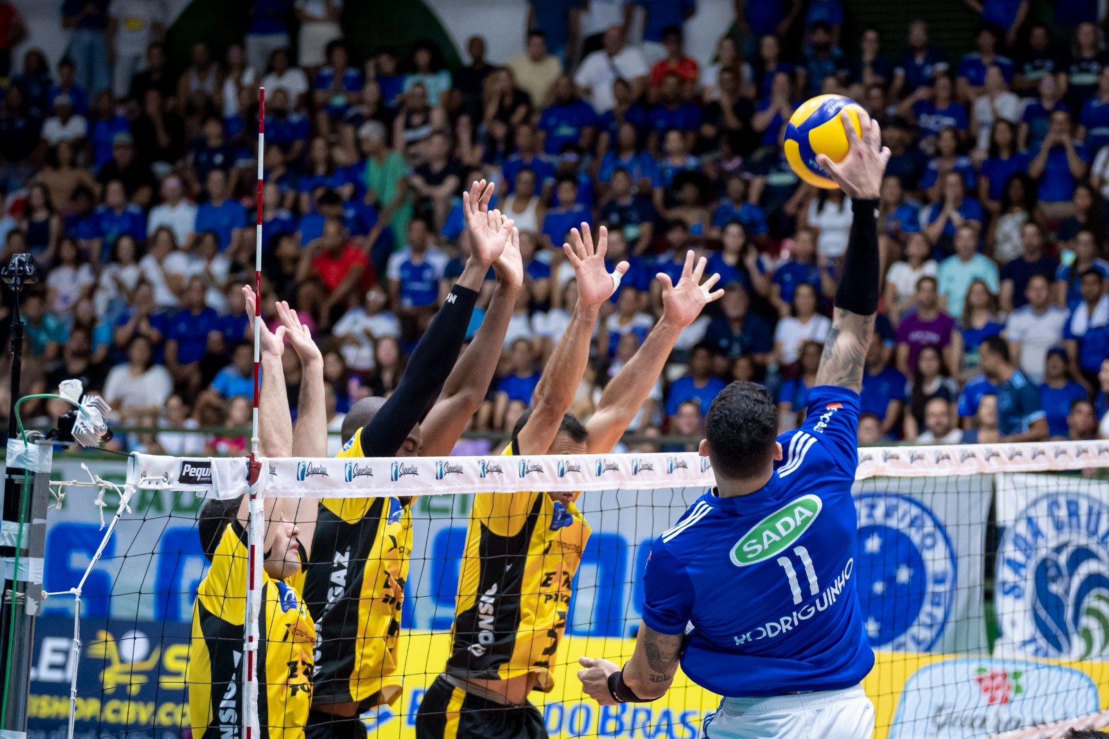 Lance do primeiro jogo entre Cruzeiro e Praia Clube pela semifinal da Superliga Masculina de Vôlei 24/25 (foto: Agência i7/Sada Cruzeiro)