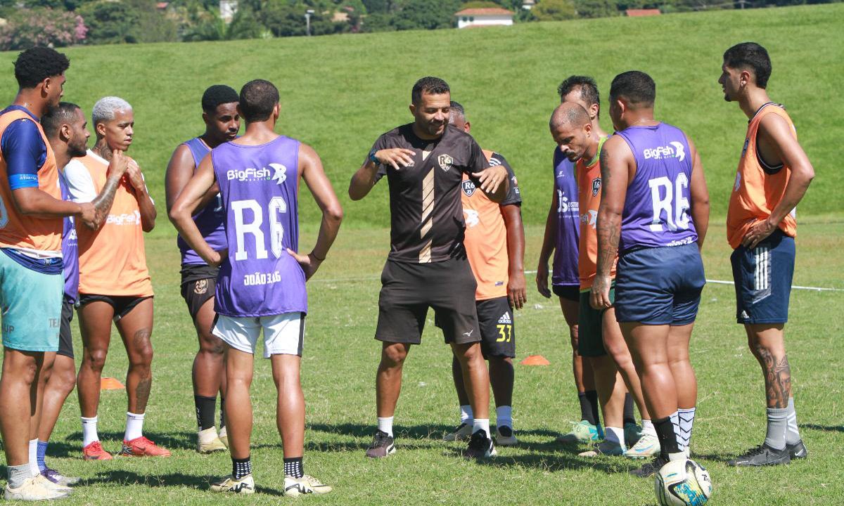 Ex-jogador Rafael Estevam dá treinos para atletas profissionais e amadores no Parque Ecológico da Pampulha, em BH (foto: Edésio Ferreira/EM D.A Press)