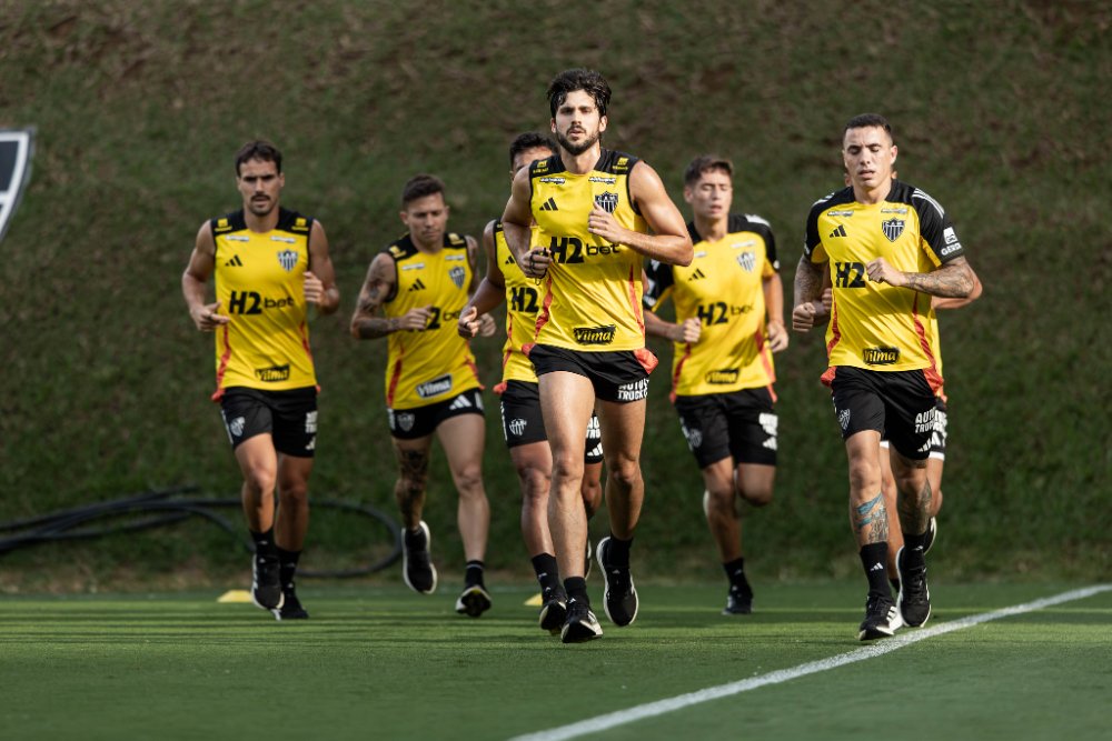 Igor Rabello (à frente na imagem) durante treinamento do Atlético na Cidade do Galo (17/4) (foto: Pedro Souza/Atlético)