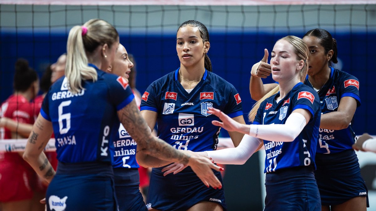 Rebeca, ao centro, durante partida do Minas pela Superliga Feminina de Vôlei 2024/2025 (foto: Hedgard Moraes/MTC)