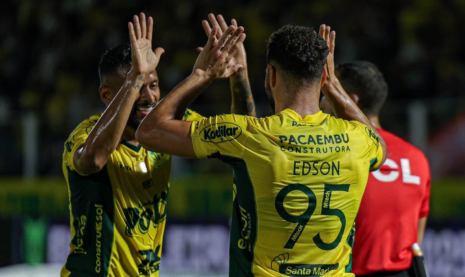 Reinaldo cumprimenta companheiro (foto: JP Pinheiro/Agência Mirassol)