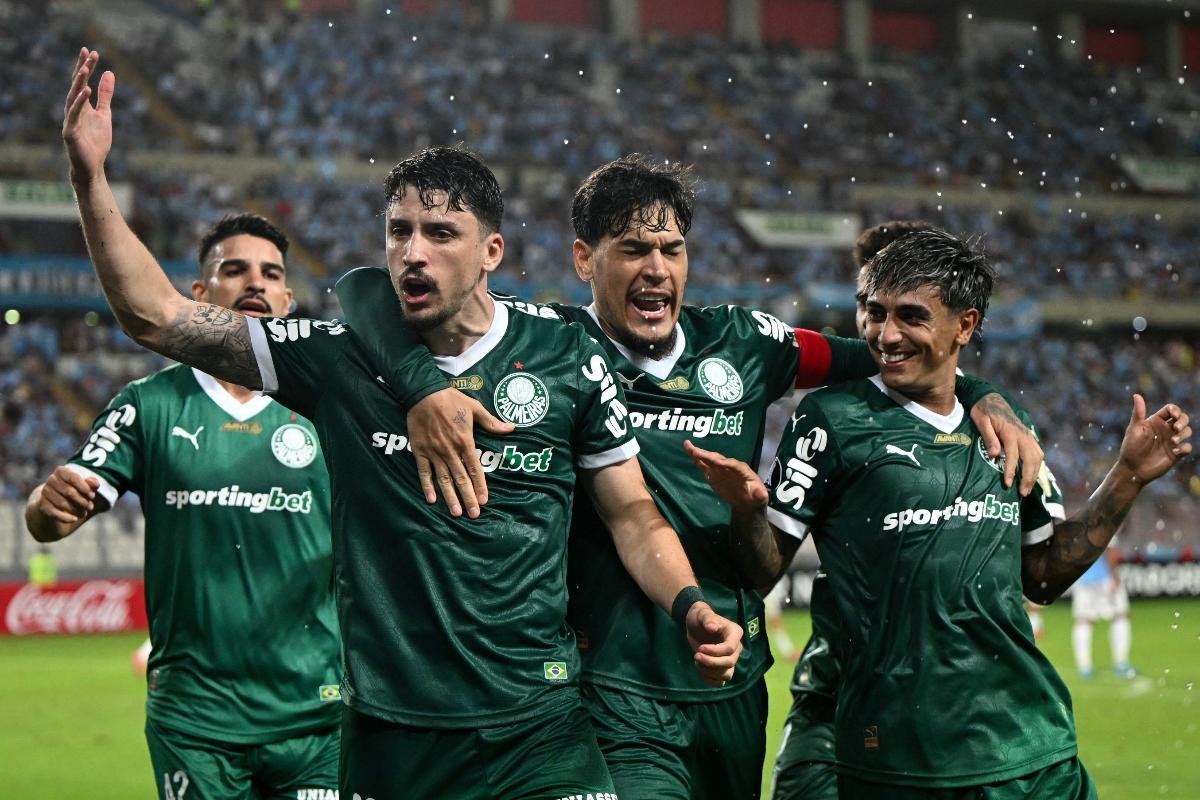 Jogadores do Palmeiras comemoram gol contra o Sporting Cristal (foto: ERNESTO BENAVIDES/AFP)
