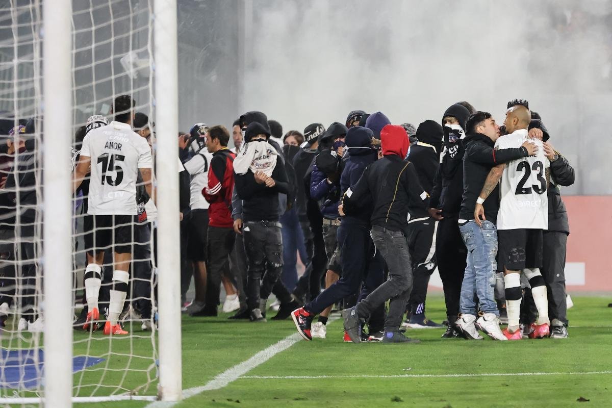 Torcedores do Colo-Colo invadiram campo durante jogo contra o Fortaleza pela Libertadores (foto: JAVIER TORRES/AFP)