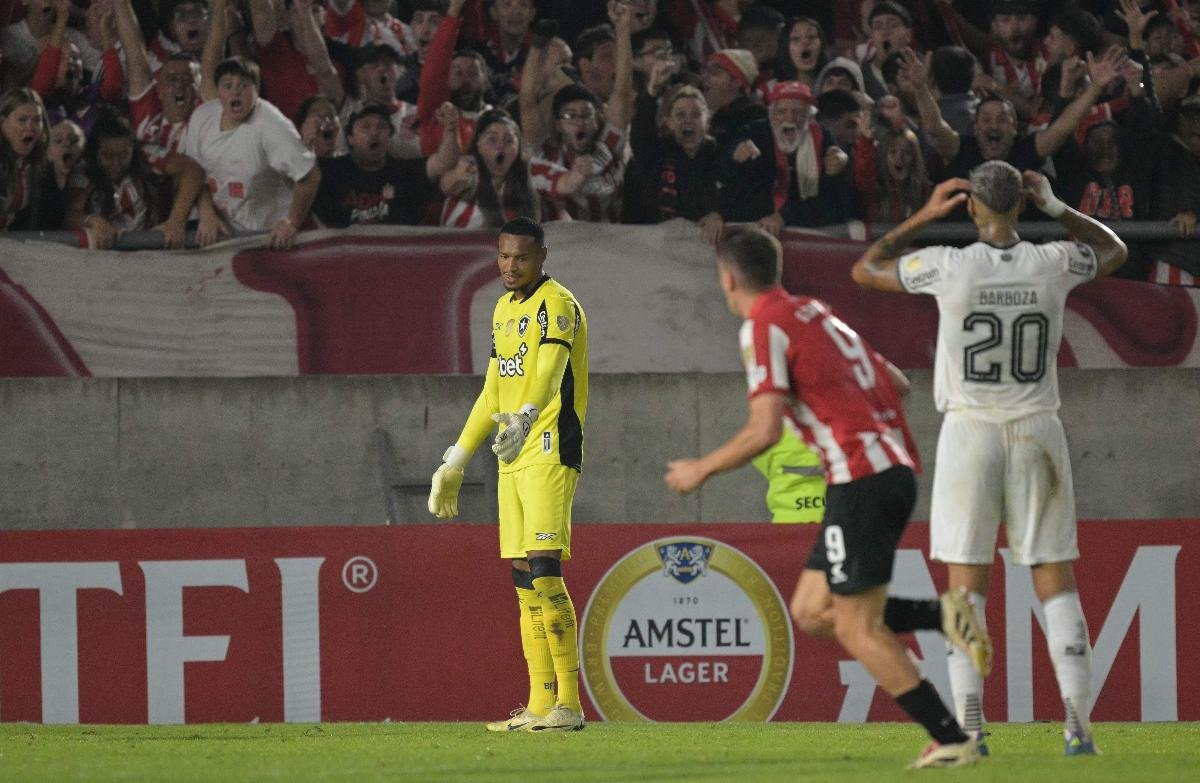 Estudiantes ganhou do Botafogo por 1 a 0 (foto: JUAN MABROMATA / AFP)