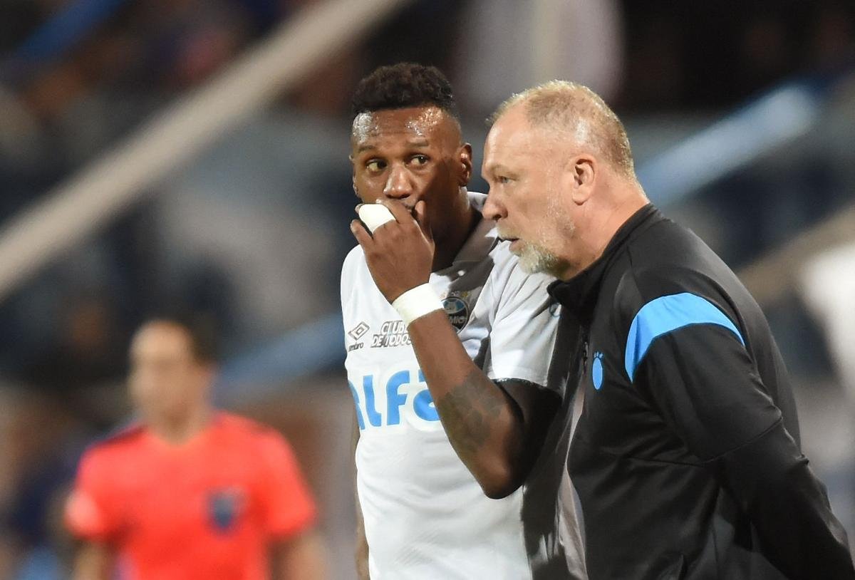 Na estreia de Mano Menezes, Grêmio empatou com Godoy Cruz (foto: Andres LARROVERE / AFP)