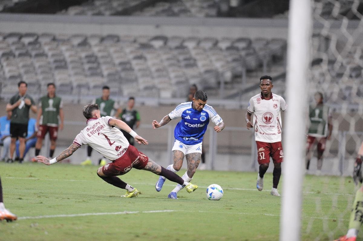 Dudu sofreu pênalti para o Cruzeiro contra o Mushuc Runa (foto: Alexandre Guzanshe/EM D.A Press)