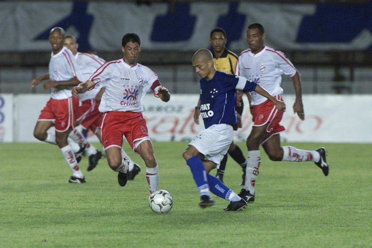 Alex, camisa 10 do Cruzeiro em 2003, no jogo contra o Vila Nova (foto: Jorge Gontijo/Estado de Minas - 23/04/2003)