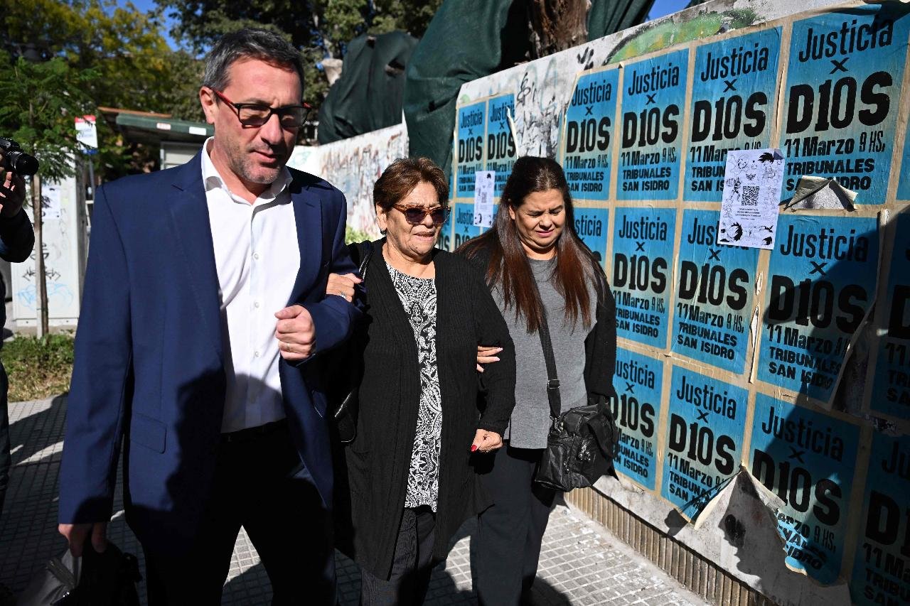 Ana Maria e Claudia Maradona (foto: Luis Robayo/AFP)