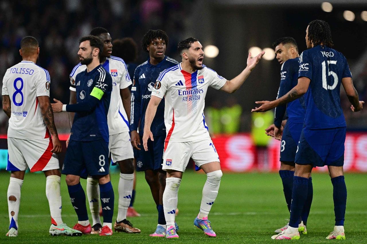 Jogadores de Manchester United e Lyon discutindo em campo (foto: Olivier Chassignole / AFP)