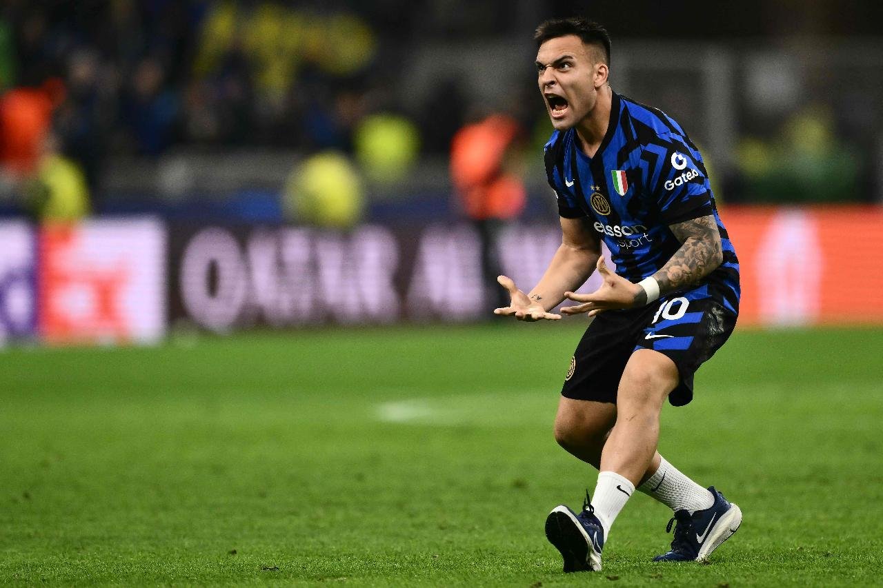 Lautaro Martínez comemorando (foto: Marco Bertorello / AFP)