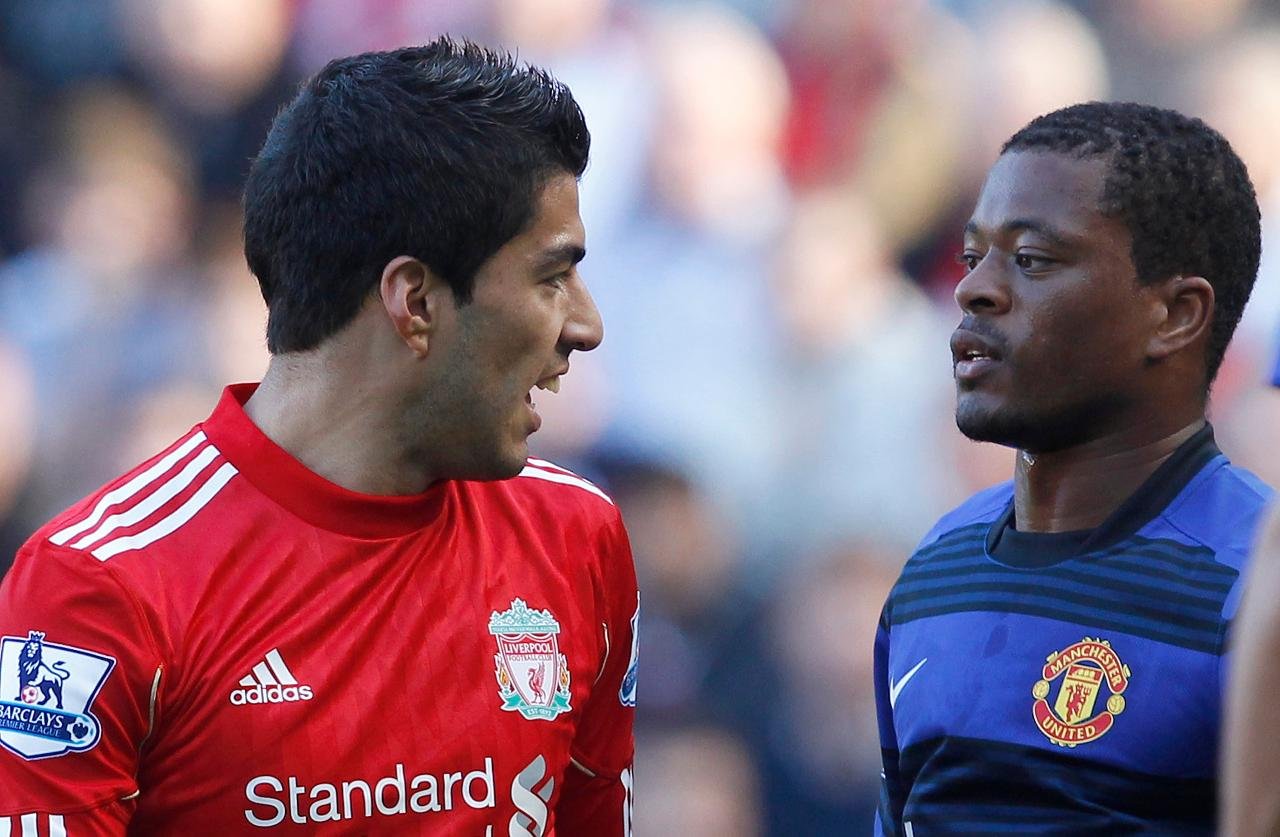 Suárez encara Evra em campo (foto: Phil Nobl/Reuters - 15/10/2011)