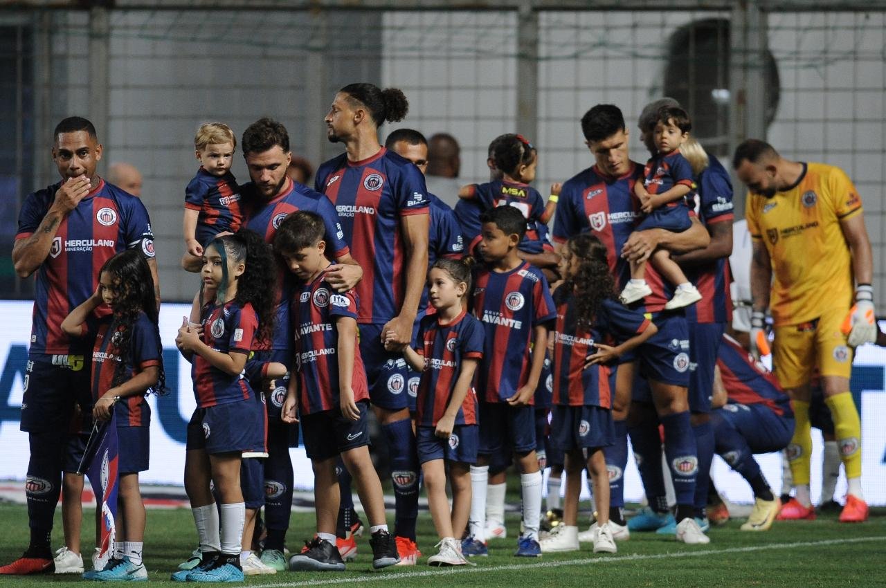 Elenco do Itabirito em fila (foto: Alexandre Guzanshe/EM/D.A Press)