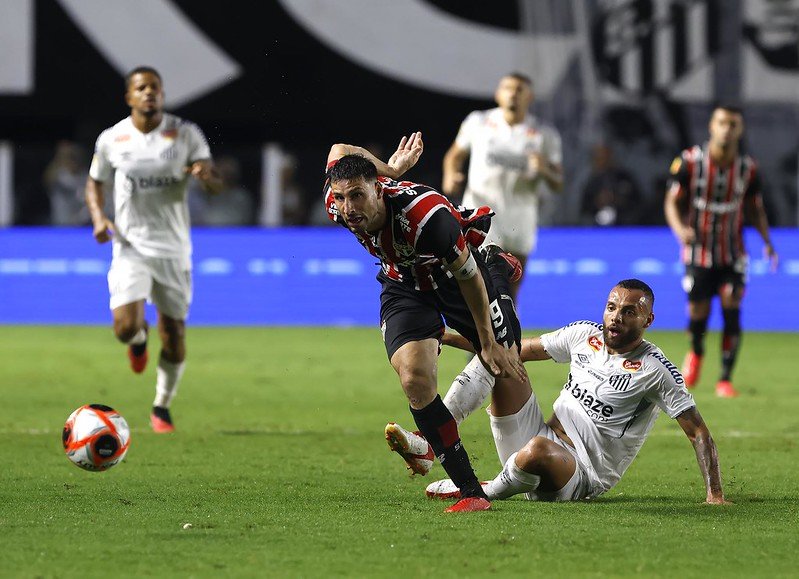 Lance do jogo entre Santos e São Paulo no Campeonato Paulista (foto: Rubens Chiri/Saopaulofc.net)