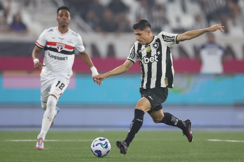 Savarino conduz a bola pelo Botafogo em jogo contra o São Paulo (foto: Vitor Silva/Botafogo)