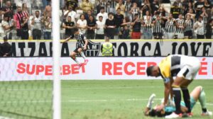Gustavo Scarpa comemora gol do Atlético contra o Criciúma - Crédito: 