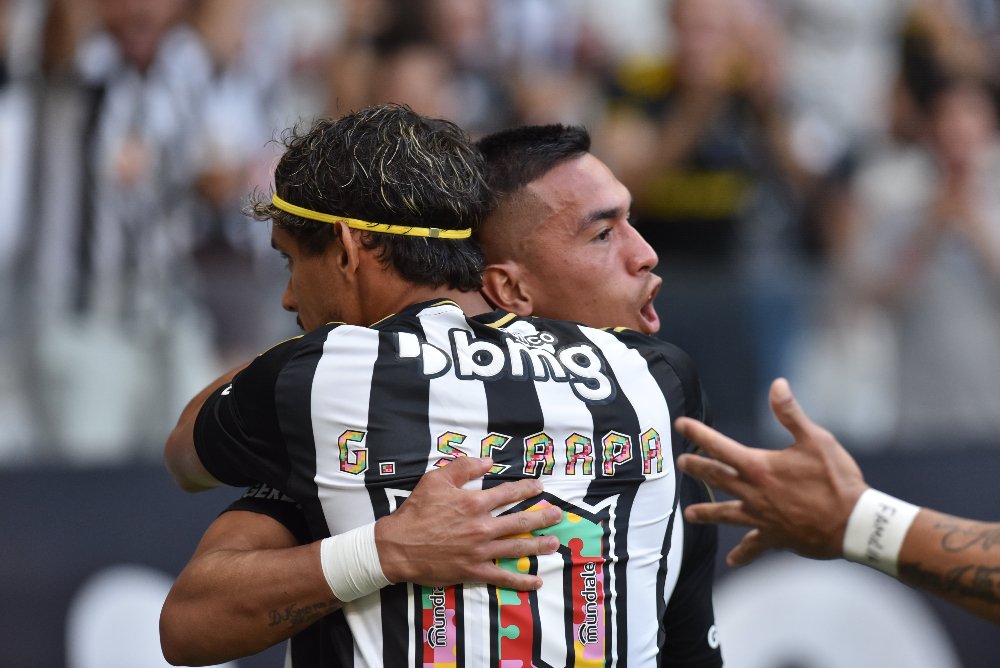 Gustavo Scarpa e Tomás Cuello se abraçam em comemoração de gol do Atlético sobre o Botafogo (foto: Ramon Lisboa/EM/D.A Press)