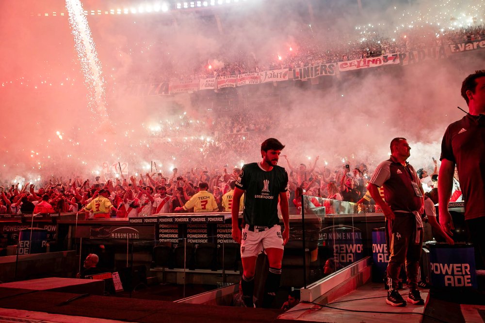 Torcida do River Plate fez festa incrível com sinalizadores antes de duelo contra o Atlético pela Libertadores de 2024 (foto: Pedro Souza/Atlético)