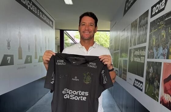 Thiago Neves com a camisa do Corinthians no CT do clube (foto: Reprodução/Instagram)