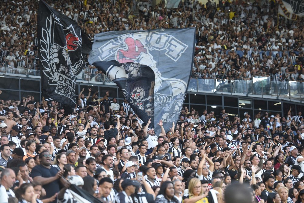 Torcida do Atlético no Mineirão, antes de jogo contra o São Paulo pelo Campeonato Brasileiro (foto: Gladyston Rodrigues/EM/D.A. Press)