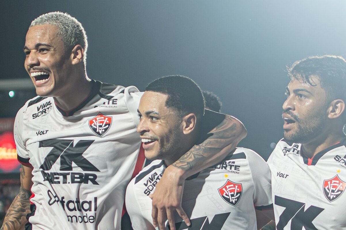 Jogadores do Vitória comemoram gol (foto: Victor Ferreira/Vitória)