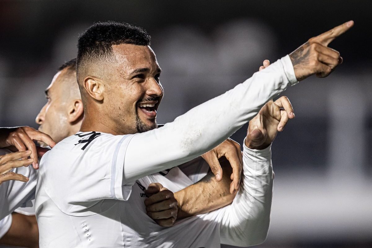 Zé Ivaldo aponta para cima e sorri (foto: Divulgação/Santos)