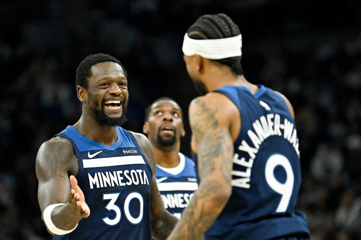 Julius Randle e Nickeil Alexander-Walker, do Minnesota Timberwolves (foto: STEPHEN MATUREN/AFP))