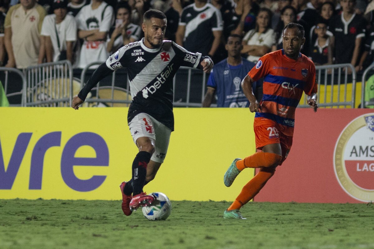 Jogadores de Vasco e Puerto Cabello correndo atrás da bola (foto: Dikran Sahagian/Vasco)