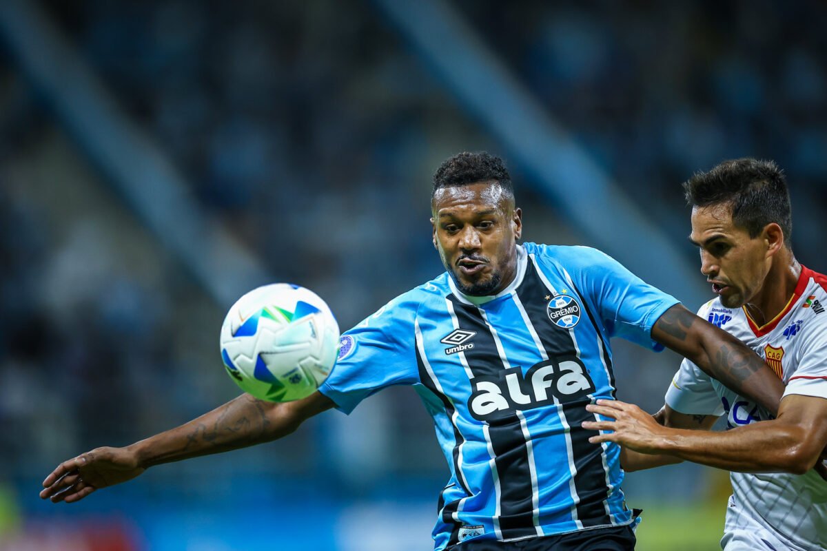 Edenílson disputando bola com atleta do Atlético Grau (foto: Lucas Uebel/Grêmio FBPA)
