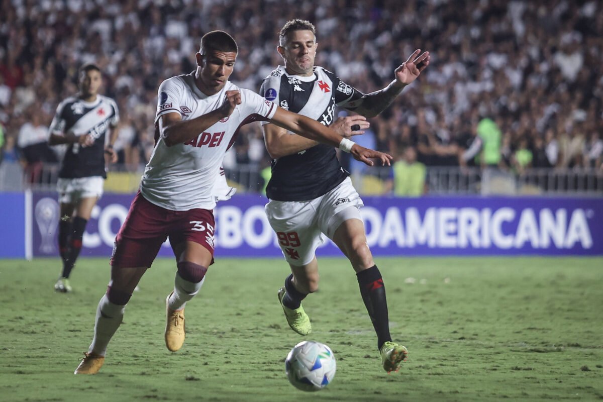 Jogadores de Vasco e Lanús disputando bola (foto: Matheus Lima/Vasco)