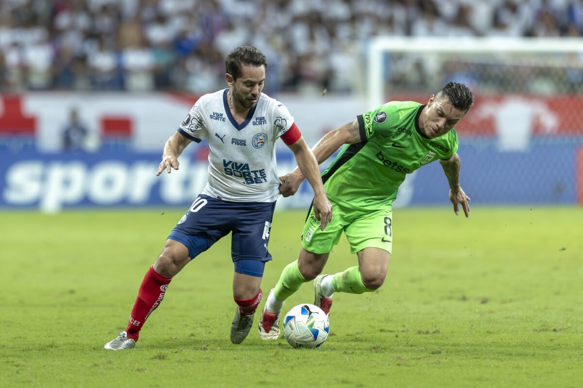 Jogadores de Bahia e Nacional disputando bola (foto: Rafael Rodrigues/EC Bahia)