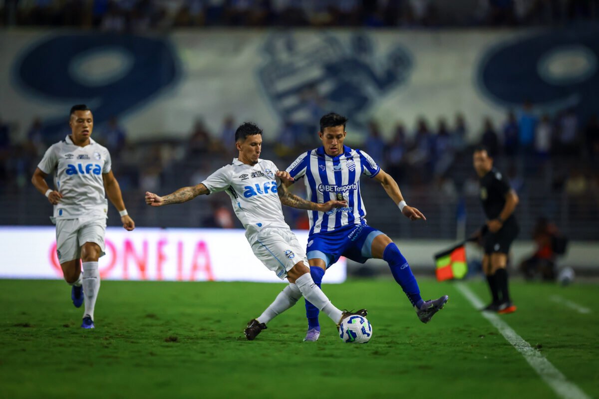 Jogadores de Grêmio e CSA disputando a bola (foto: Lucas Uebel/Grêmio FBPA)