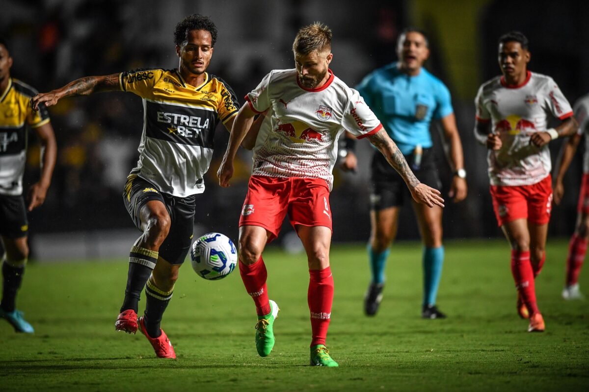 Jogadores de Criciúma e Bragantino dividindo bola (foto: Ari Ferreira/Red Bull Bragantino)