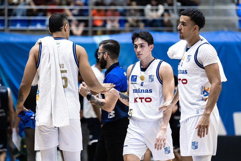 Jogadores de basquete do Minas (foto: Hedgard Moraes/MTC)
