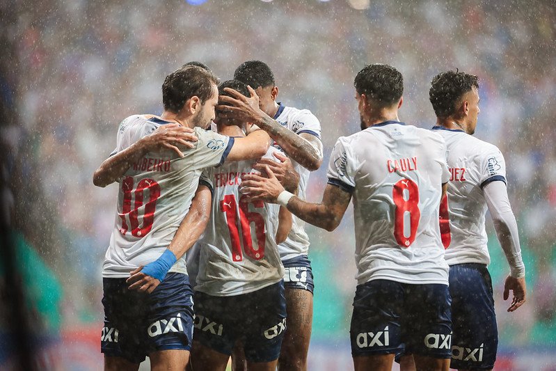 Jogadores do Bahia comemoram com Cauly, autor do gol da vitória sobre o Botafogo (foto: Letícia Martins/EC Bahia)