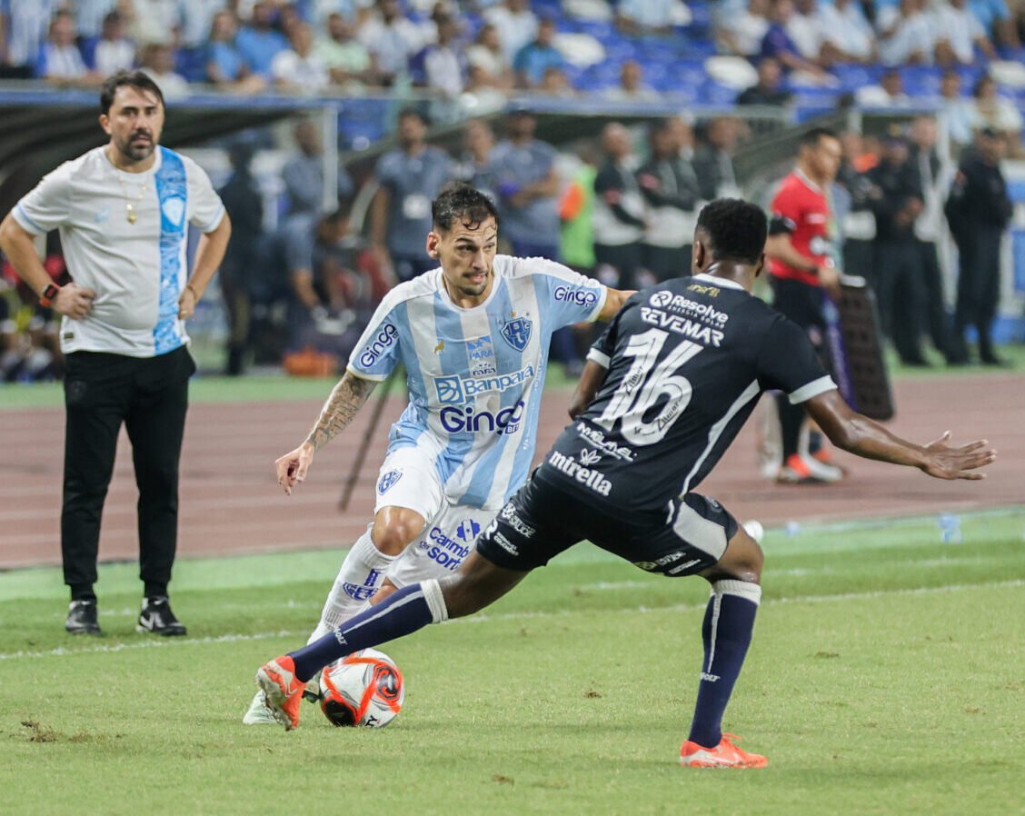 Jogadores de Paysandu e Remo disputando bola (foto: Jorge Luís Totti/Paysandu)