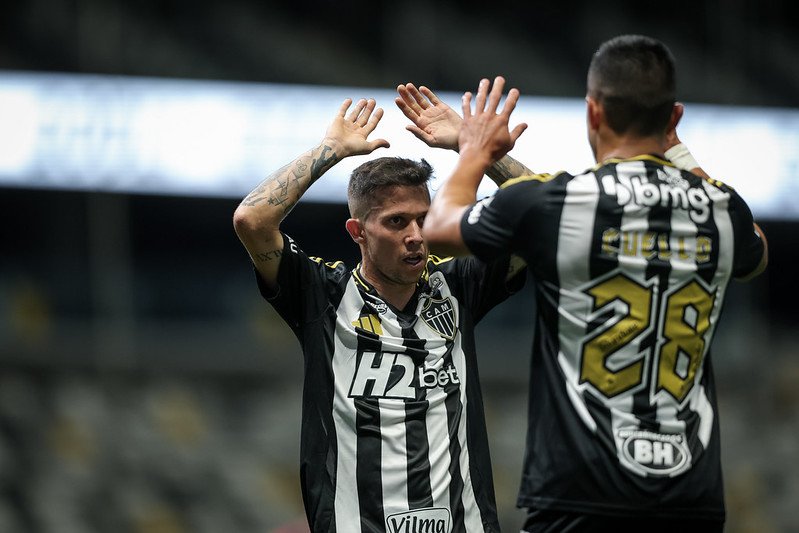 Bernard comemora com Cuello em vitória do Atlético sobre o Caracas (foto: Pedro Souza / Atlético)
