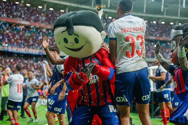 Jogadores do Bahia comemora triunfo no clássico contra o Vitória, na Fonte Nova (foto: Rafael Rodrigues/EC Bahia)